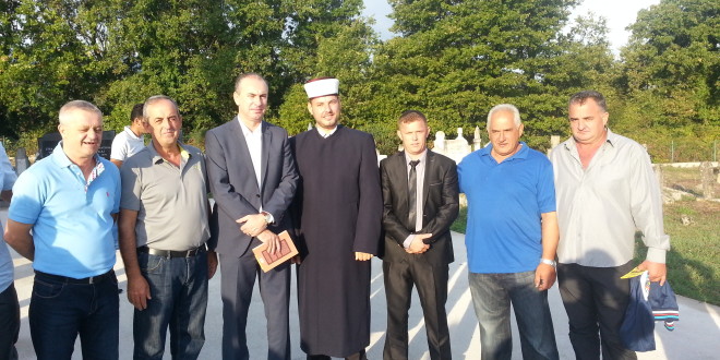 Kryetari i komunës z. Fatmir Gjeka merr pjes në faljen e Kurban Bajramit në Xhaminë e Klleznës.