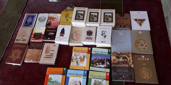 Instituti IDEA dhuroi libra për Librotekën e Xhamisë sonë.