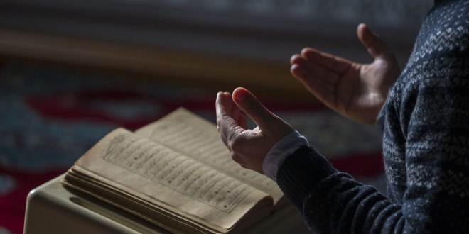Cila është simbolika e ngritjes së duarve gjatë lutjes (duasë)?